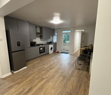 3 bedroom flat to rent - Photo 4