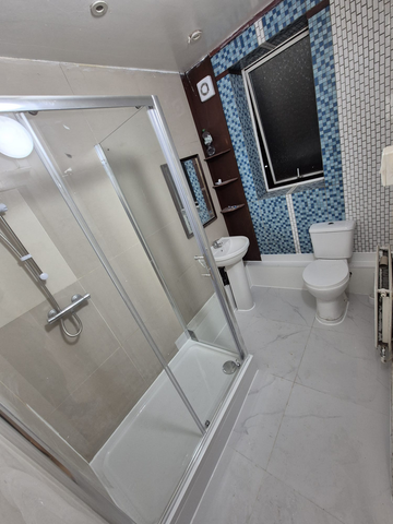 1 bedroom in a flat share to rent - Photo 2