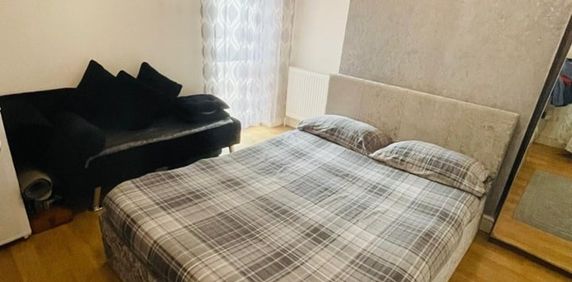 Room in a Shared House, Glencoe Avenue, IG2 - Photo 2