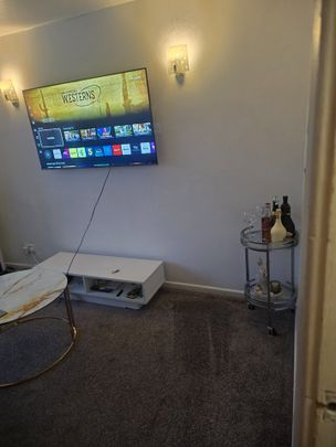 Room in a Shared House, Street, M40 - Photo 1
