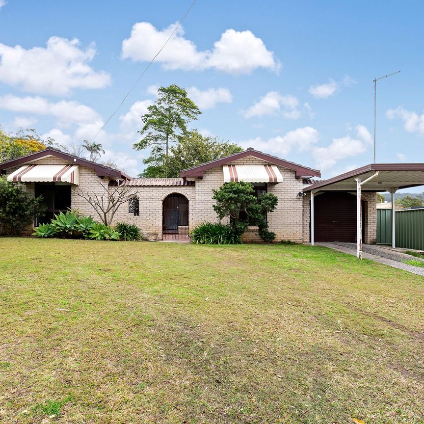 Three bedroom house, 1.5 Bathrooms, Tandem Garage and Carport - Photo 1