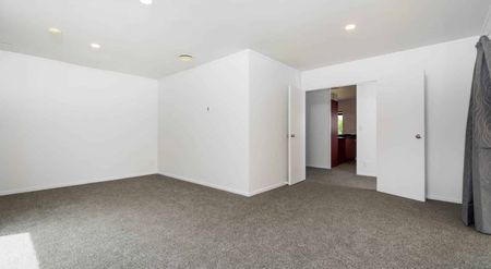 Three Bedroom Town House in Rangitoto School Zone - Photo 4