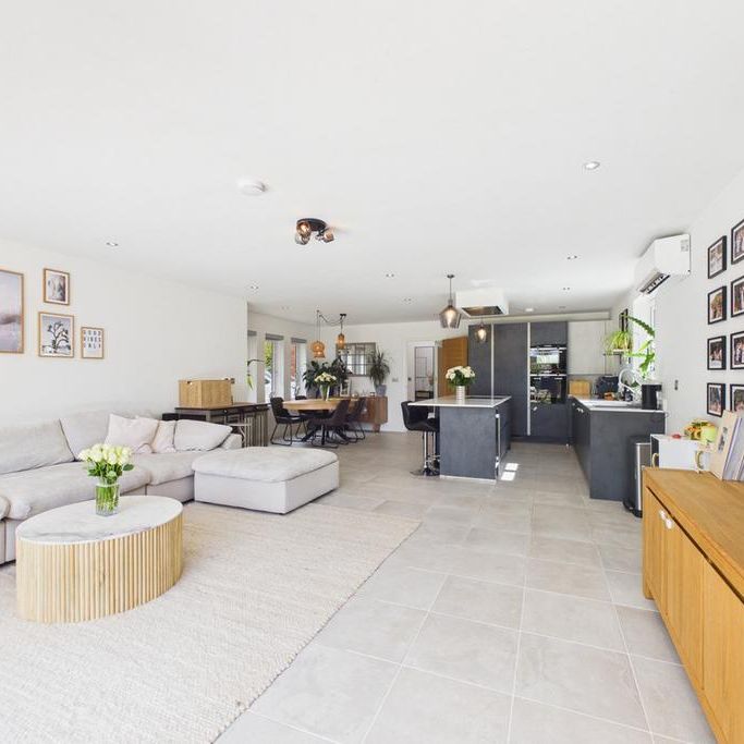 5 bedroom detached house to rent - Photo 1