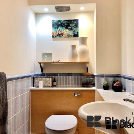 Generous dual aspect apartment with private parking - Photo 3