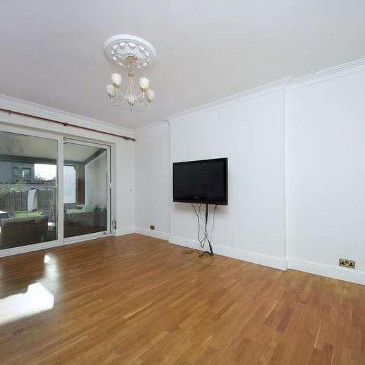 Bowes Road, W3 - Photo 1