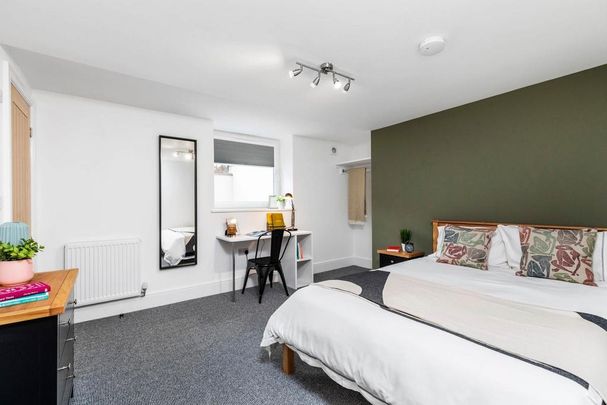 4 bedroom flat to rent - Photo 1