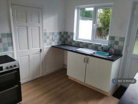 3 bedroom semi-detached house to rent - Photo 4