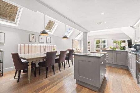 A beautiful family house with private garden located on the desirable Melody Road. - Photo 2
