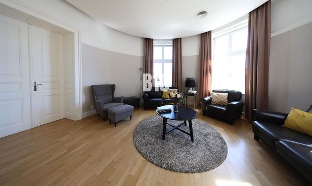 REPREZENTATÍVNY 5i BYT S KRBOM A VÝNIMOČNÝM VÝHĽADOM NA GRASALKOVIČOV PALÁC / REPRESENTATIVE 5-ROOM APARTMENT WITH FIREPLACE AND EXCLUSIVE VIEW OF THE GRASALKOVIČ PALACE - Photo 1