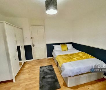 4 bedroom flat to rent - Photo 3