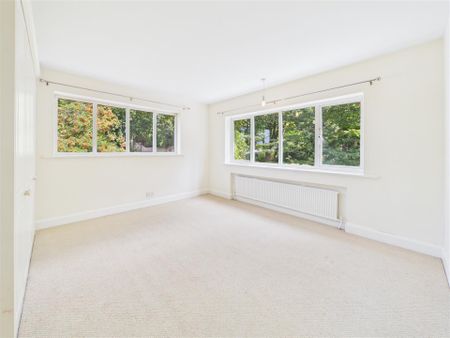 4 bedroom Detached house to rent - Photo 2