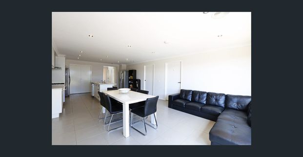 Train Station only a 3 minute walk - Photo 1