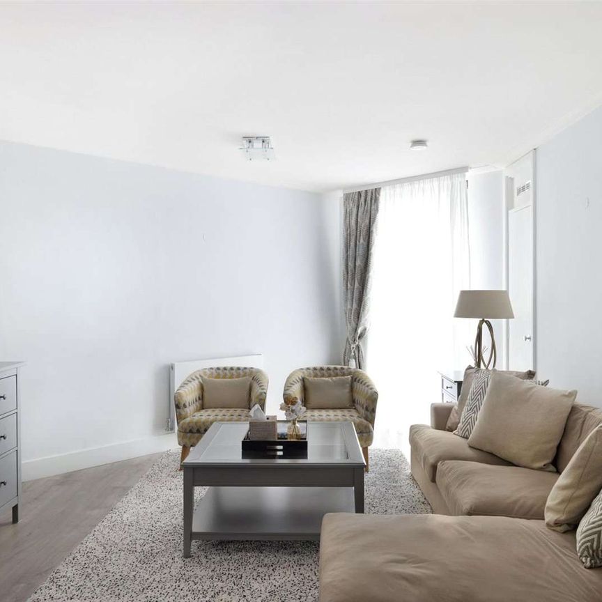 A large, one bedroom flat in a smart portered block well located for Kensington Olympia, Hammersmith and Kensington High Street - Photo 1