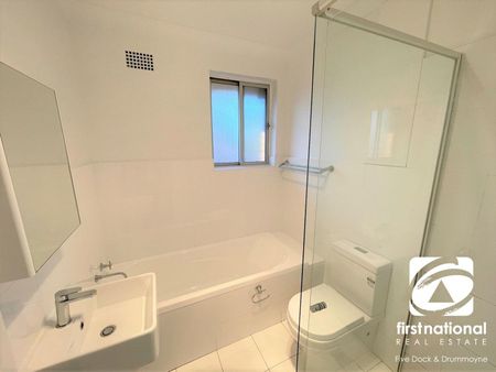 RENOVATED TWO BEDROOM APARTMENT WITH LOCK UP GARAGE - Photo 5