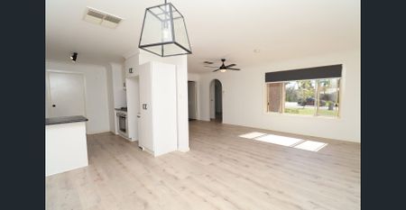 A PROPERTY TO IMPRESS - Photo 2