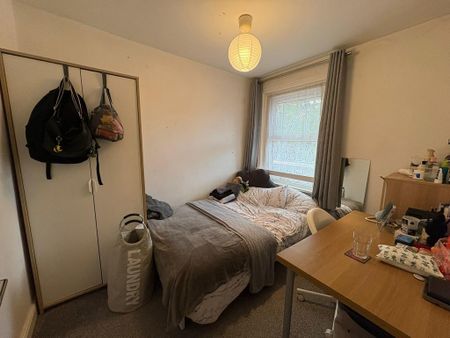 4 bedroom end of terrace house to rent - Photo 4