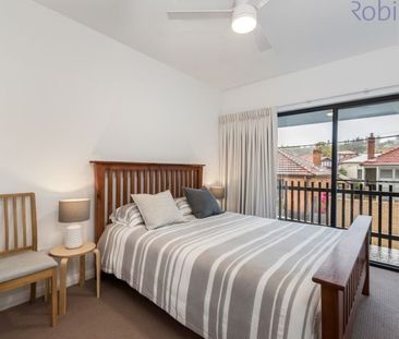 Stylishly renovated two bedroom terrace with air-conditioned living... - Photo 4