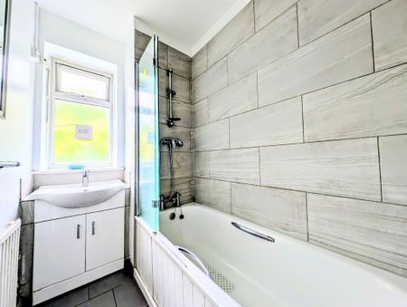 3 bedroom flat to rent - Photo 4