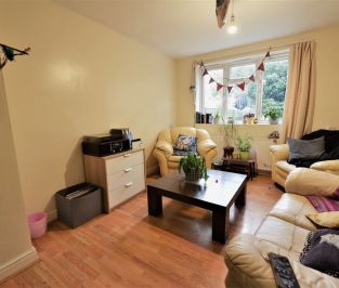 3 bedroom Flat in St Annes Road, Leeds - Photo 4