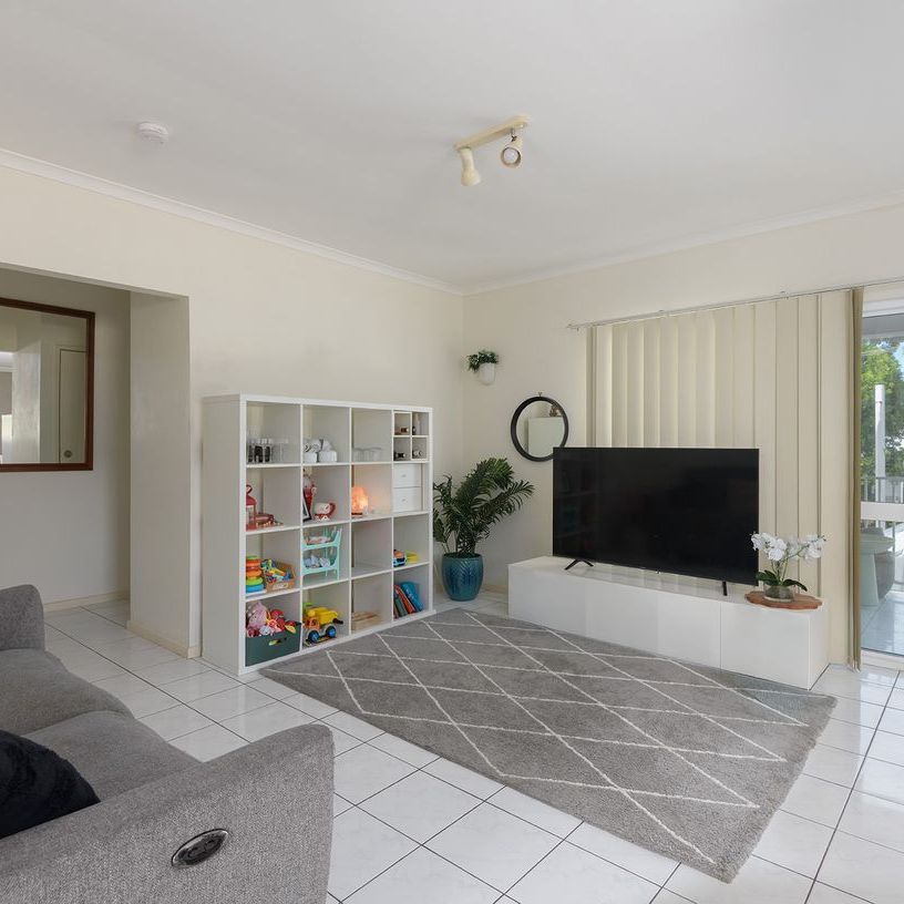 2 Bedroom - Furnished - Metres from Four Mile Beach - Photo 1
