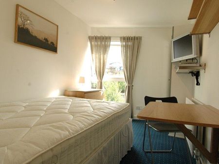 1 bedroom in a house share to rent - Photo 3