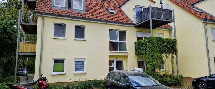 Apartment mit Westbalkon und gepflegter EBK sowie Bad mit Fenster und Badewanne in Röppisch! - Photo 1