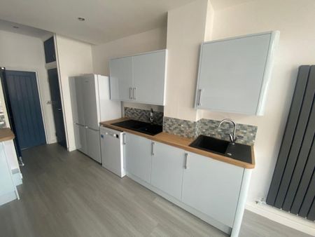 1 bedroom in a house share to rent - Photo 3