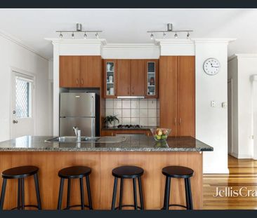 Spacious Three-Bedroom Townhouse with Double Garage - Photo 6