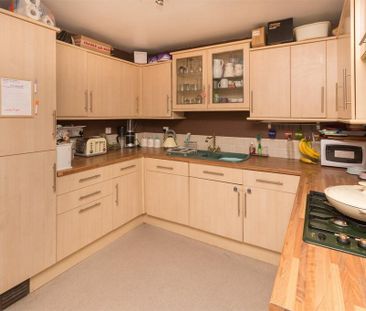 3 bedroom semi-detached house to rent - Photo 3