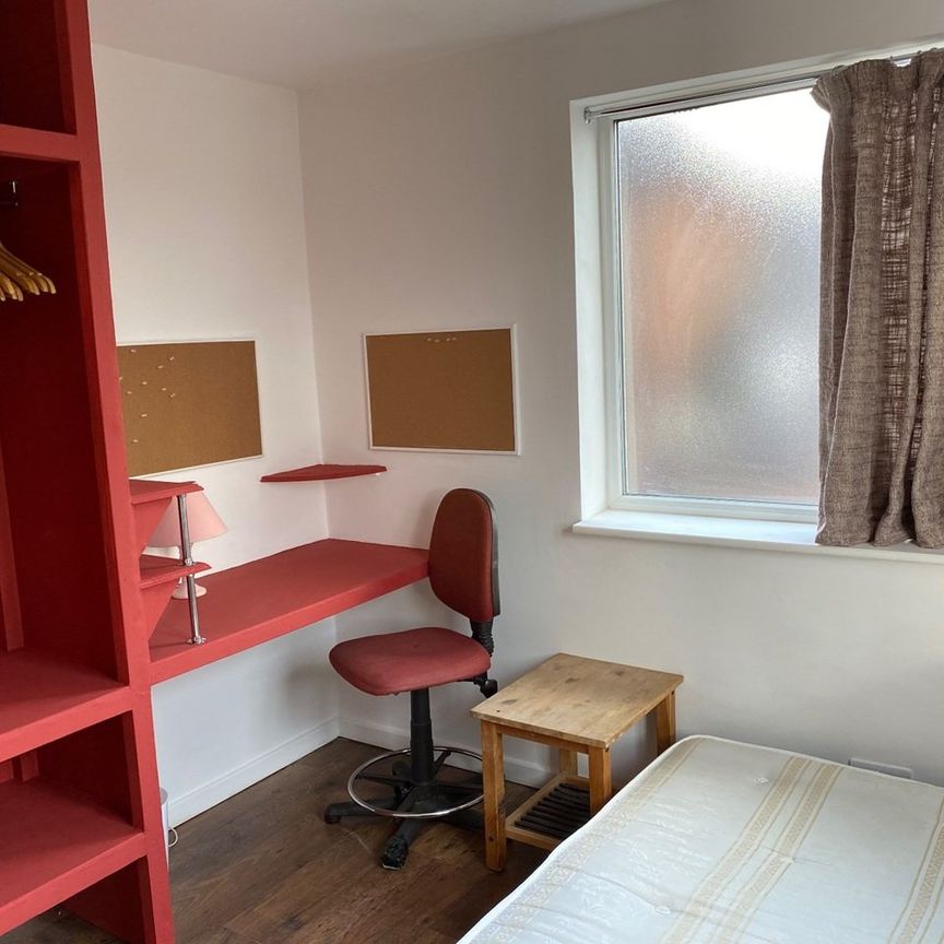 9 Bed Terraced House, Balmoral Road, M14 - Photo 1