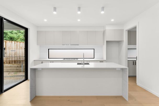 Luxury Living in a Prime Mount Waverley Location - Photo 1