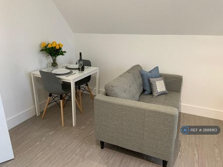 2 bedroom flat to rent - Photo 2