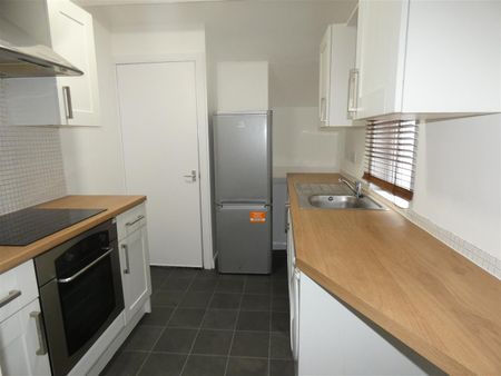 2 bed flat to rent in Trewhitt Road, Heaton, NE6 - Photo 2