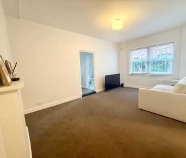 Renovated and Centrally Located, Art Deco One Bedroom Apartment wit... - Photo 5