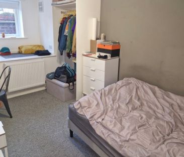 7 Bed - 150 Ash Road, Headingley, Leeds - LS6 3HB - Student - Photo 5