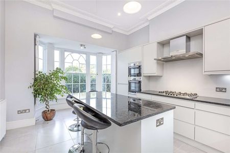 An impressive seven bedroom Grade II listed house on Richmond Green with off-street parking - Photo 4