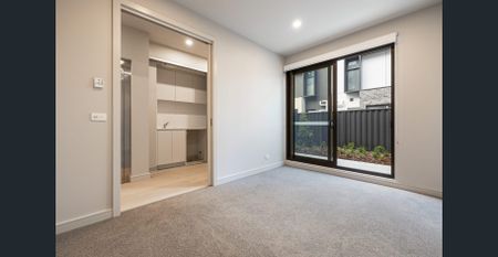 34 Hillman Square - Modern Townhouse in Port Melbourne ( unlimited time street parking around the complex ) - Photo 4