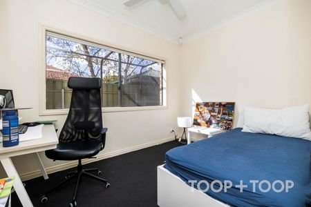 Stylish courtyard home - Photo 2