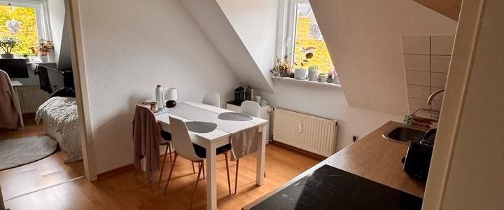 Gemütliche 1,5 Zimmer DG Wohnung in Essen-Holsterhausen - Photo 1