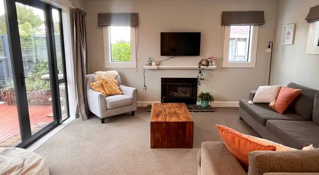 Warm and cozy 3 bedroom home with garage! - Photo 1