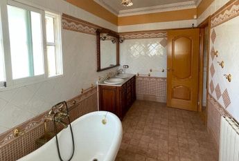 LONG TERM RENTAL. Spacious villa with 6 bedrooms for rent.