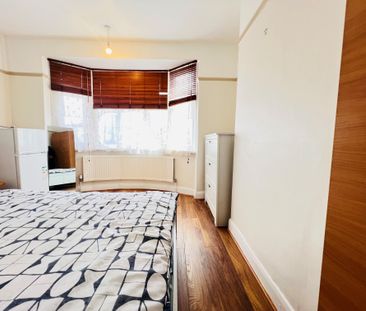 1 bedroom room to rent Rowan Crescent - Photo 1