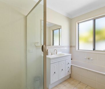 Spacious Family Home in Quiet Leafy Cul-de-Sac with Pool - Photo 5