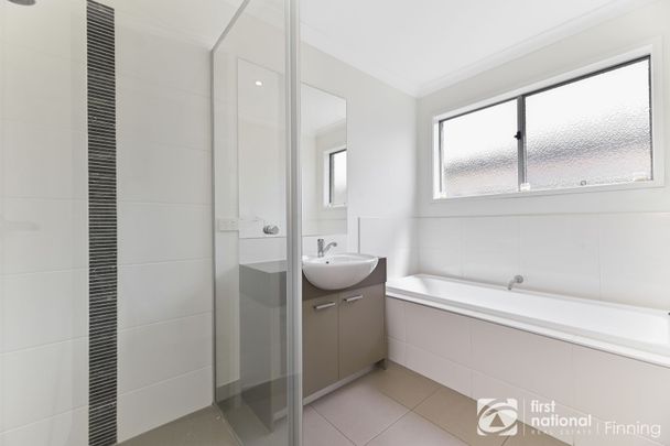 Family Home in Cascades - Convenient Location Opposite Scenic Wetlands - Photo 1