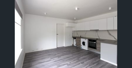 MODERN 1 BEDROOM APARTMENT - Photo 2