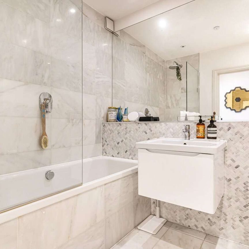 Unique garden apartment in central Highbury, finished to the highest standard and set in a beautiful tree lined residential street. - Photo 1