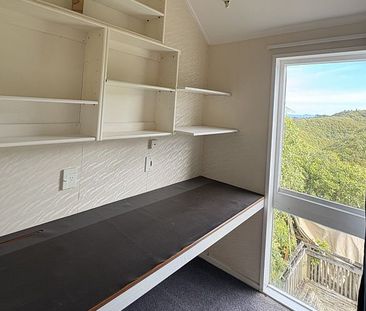 FABULOUS FAMILY LIVING IN LOWER HUTT - Photo 2