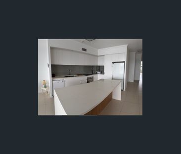 STUNNING 3x Bedroom Apartment Fully Furnished Top Floor with full lake views $1300pw+water - Photo 6