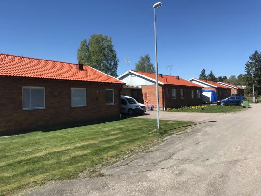 By Kyrkby: Rymlig radhusetta på Åsen - Foto 1
