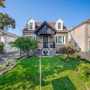 Gorgeous renovated 2BR, 2.5 bath house in South Etobicoke - Photo 2